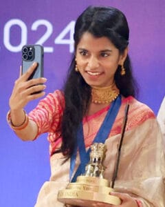 मैथिली ठाकुर बायोग्राफी लेख की प्रतिनिधि छवि।